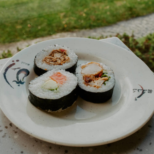 Picture of three pieces of sushi on a plate